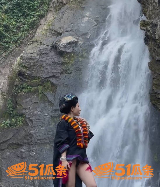 苗族瀑布女孩 民族盛装下穿丁字裤 引发全网热议