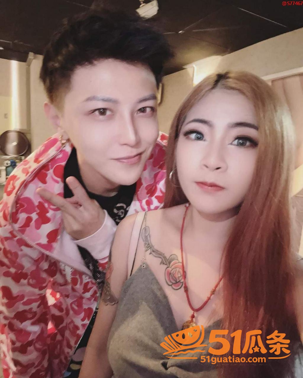 网红苏离与男优邓佳华 亲密私会尽享情欲欢愉