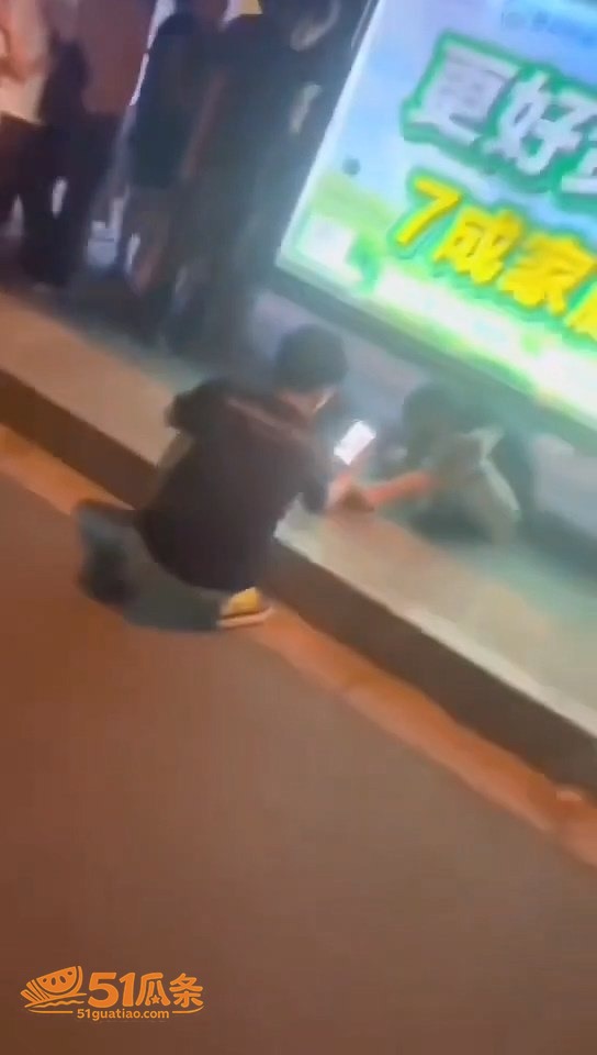 俄罗斯游客徐州辱华 被当地群众围殴教训