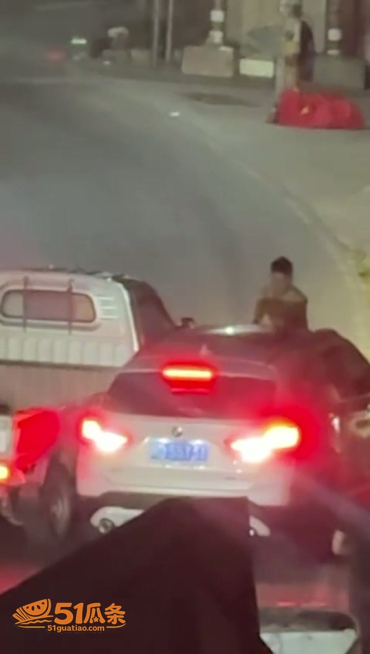 黑衣女 宝马车内出轨相关图片15